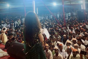 Eliana in a green dress speaking in India