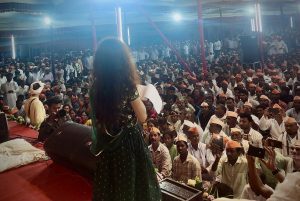 Eliana in a green dress speaking in India