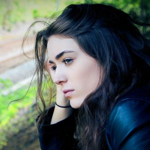 woman sitting outdoor during daytime